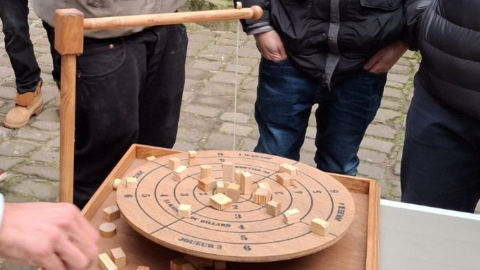 Bomboleo bei einer Veranstaltung im Freien – ein Gast nimmt einen Klotz herunter