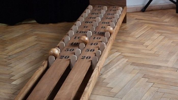 Click Ball mieten – zweibahnige Holzbahn mit Punktfeldern von 10 bis 100 und drei Holzkugeln