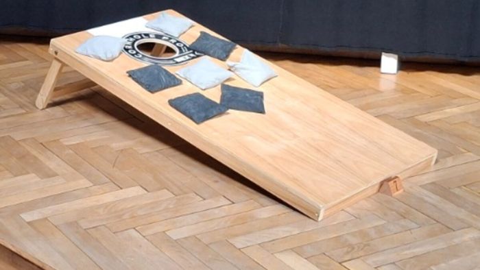Cornhole – das schräg aufgestellte Wurfbrett mit acht Säckchen