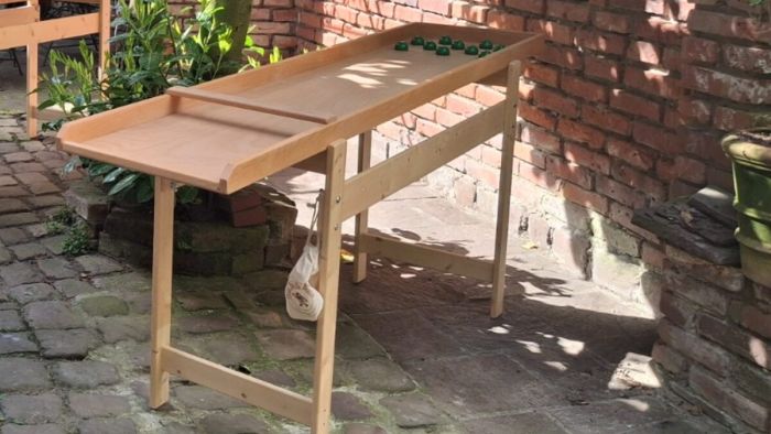 Japanisches Billard im Freien – die Bahn auf dem Klappgestell im Innenhof