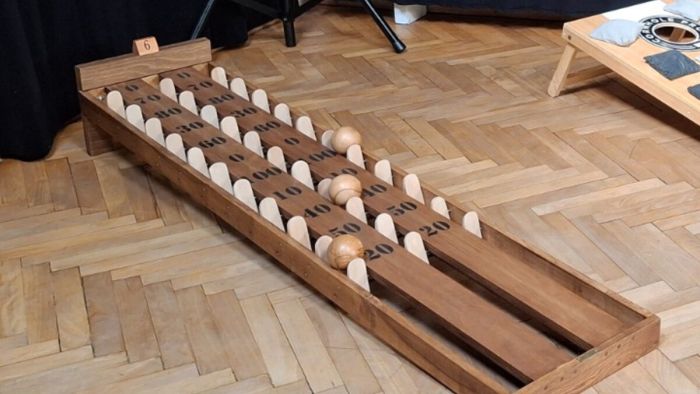 Click Ball im Saal aufgebaut, rechts daneben das Cornhole-Brett