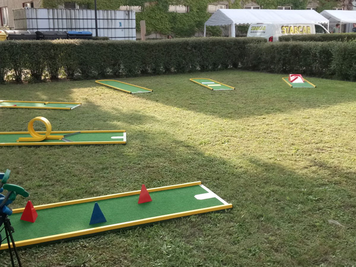 Eventspiele beim Sommerfest im Freien aufgebaut