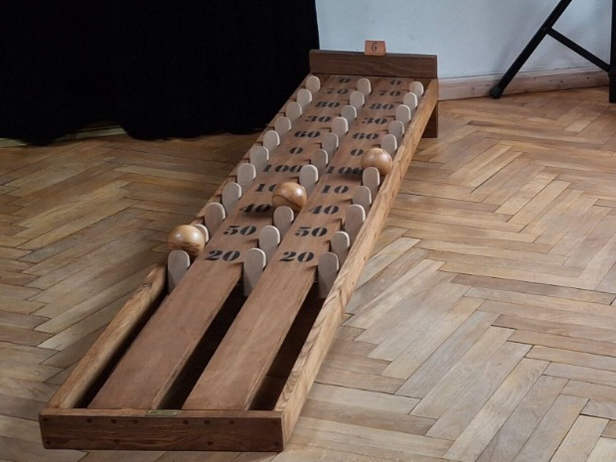 Click Ball mieten – zweibahnige Holzbahn mit Punktfeldern von 10 bis 100 und drei Holzkugeln