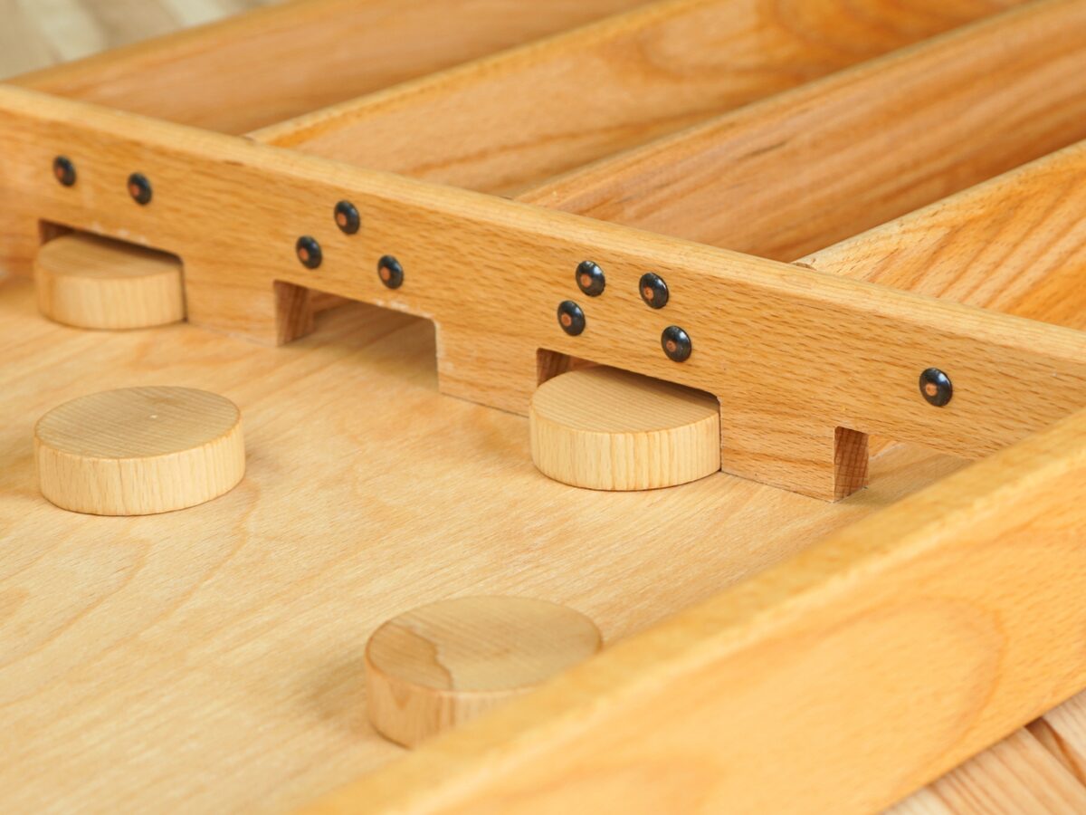 So wird Shuffleboard / Jakkolo gespielt