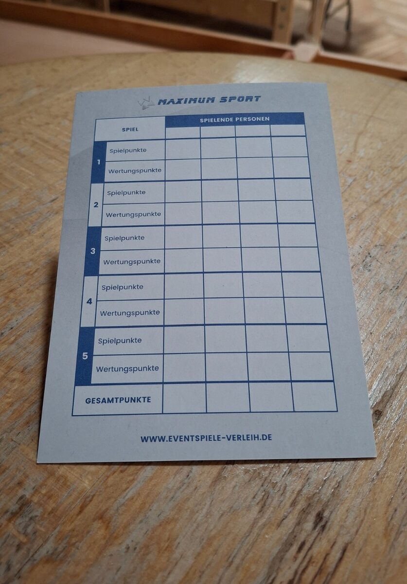 Gedruckte Spielkarte im A6-Format auf einem Spieltisch