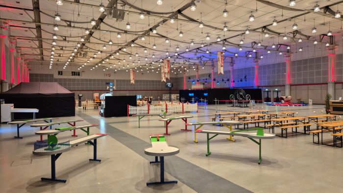 Pit-Pat-Parcours in einer großen Veranstaltungshalle, im Hintergrund weitere Spielstationen