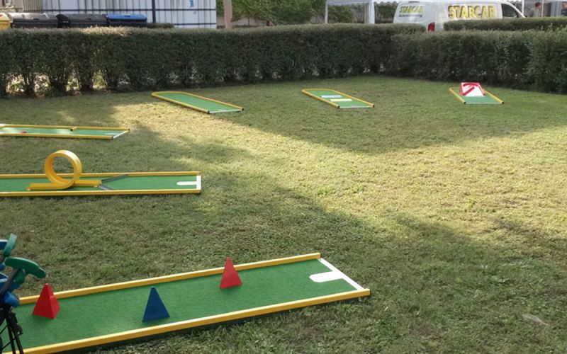 Mobile Minigolfbahnen auf einer Wiese bei einem Sommerfest