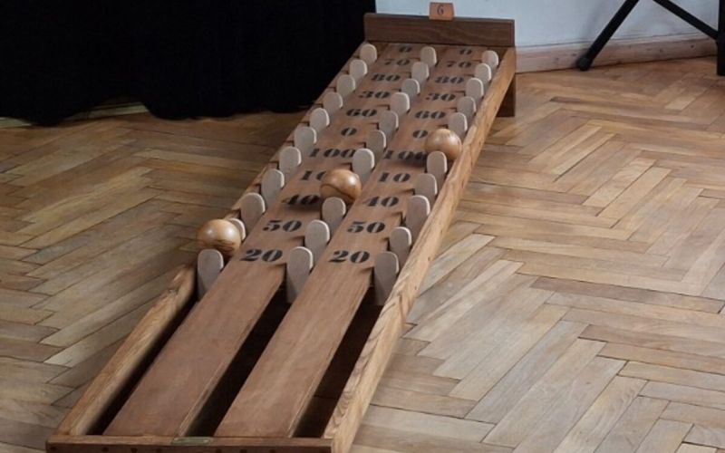 Click Ball: Doppelbahn aus Holz mit Punktfeldern und Holzkugeln
